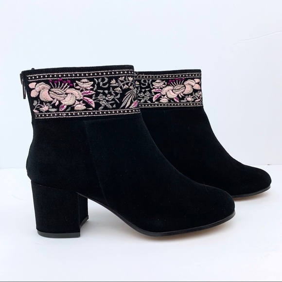 Bettye Sybil Black Velvet Embroidery Bootie Size 6 - Picture 4 of 8